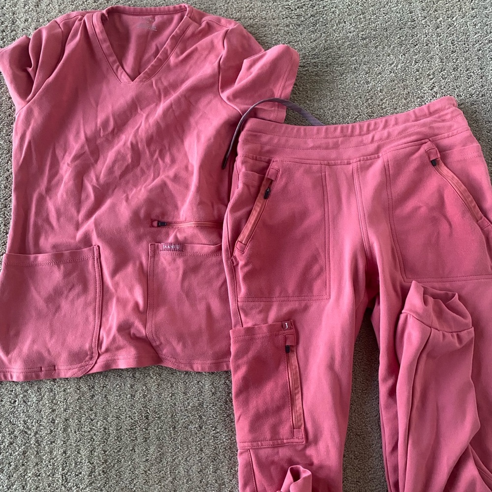 Jaanuu scrub set size small in dusty rose